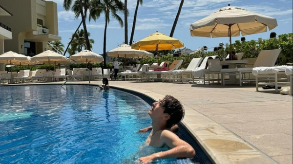 みちょぱとのハワイ結婚式が話題の大倉士門 高級ホテル「ハレクラニ」でのプール写真を公開「またすぐ泊まりたい。。」(めざましmedia)