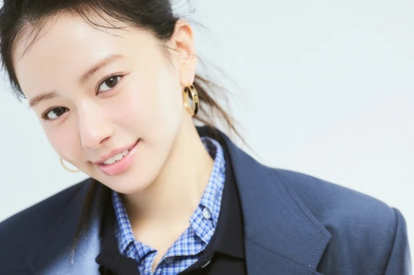 【山本舞香さん】シアーな質感でまとめたワントーンメイク。『Miu Miu』の春夏コーデでマスキュリンに(MAQUIA　ONLINE)
