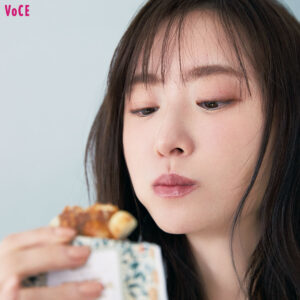 女優・松本まりかの「美ボディに欠かせない愛用アイテム」3選(VOCE)