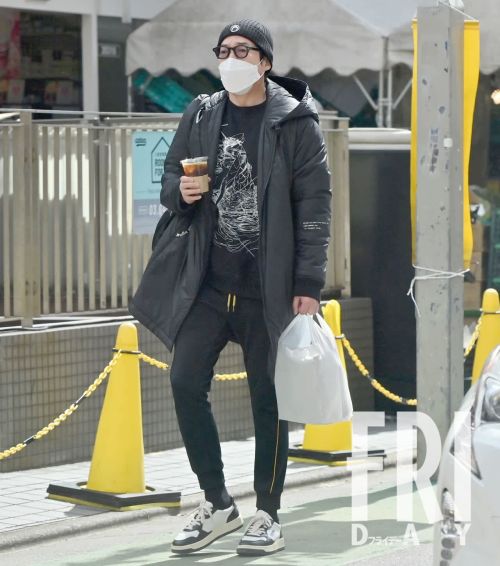 ”最後の大物独身芸人”今田耕司が「黒ずくめのお忍びコーデ」で向かった先(FRIDAY)