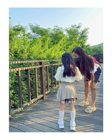 俳優チャン・ドンゴンの妻で女優のコ・ソヨン、一気に大きくなった娘の近況…ママにそっくりみたい(WoW!Korea)