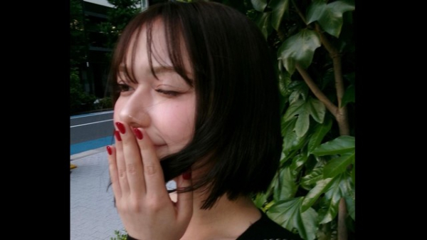 村重杏奈　「まるでハリウッドスター」ボブヘアにサングラスでデコルテ全開のかっこいいショットを公開(めざましmedia)