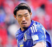 守田英正、２歳娘の“顔出し”ショットが話題！「可愛すぎる」「いいパパしてますね」…妻はモデルの藤阪れいな(スポーツ報知)