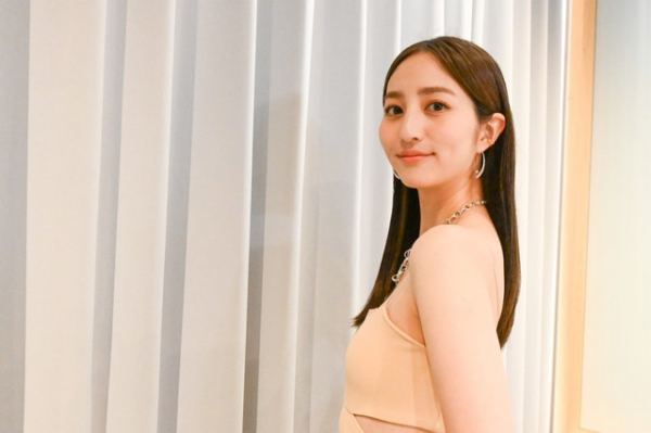 堀田茜の美の秘訣！メイクは“オンよりオフ”を意識、美ボディは歴10年超のヨガで「細胞と向き合う」(めざましmedia)