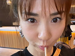 47歳ほしのあき、黒のミニ丈ワンピ姿を披露→「20代にしか見えない」「可愛すぎる」感嘆の声(ねとらぼ)