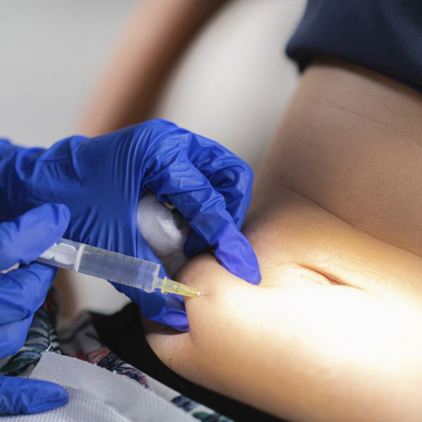 糖尿病治療薬による危険なダイエットで「新たな副作用」が話題に...“オゼンピック乳房”について米医師が解説(Harper’s BAZAAR（ハーパーズ バザー）)