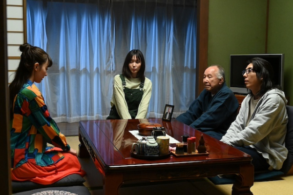 『6秒間の軌跡』は人に“歴史”があることを教えてくれる　橋爪功の衝撃のコスプレ姿も(リアルサウンド)