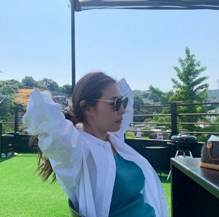 女優イ・ヨニ、名品鼻筋+Vラインのフェイスライン…グラビアのような日常(WoW!Korea)