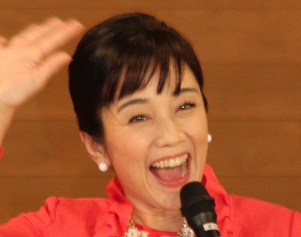 51歳の元アイドルは「永遠に美しいナンバーワン！」スカイブルーのセットアップに「さわやかだなァ」フォロワーうっとり(中日スポーツ)