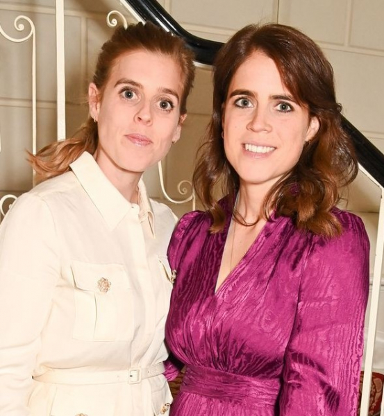 ベアトリス王女&ユージェニー王女、ドレスアップしてロンドンのイベントに出席。姉妹そろってツーショットも(Harper’s BAZAAR（ハーパーズ バザー）)