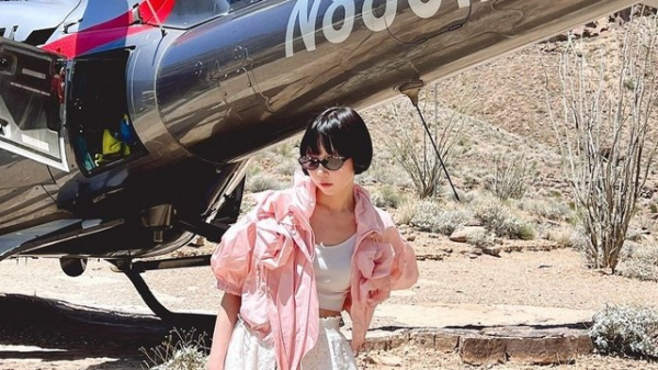 SNS400万人超のあさぎーにょ グランドキャニオンの絶景バックに祖母と“喜びの舞” 映えショット公開「もう洋画の世界」(めざましmedia)