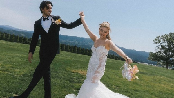 植野有砂　「ガリア・ラハヴ」のセクシーなウェディングドレスまとった白馬との絶景ショット公開　「圧倒的センスに脱帽」の声(めざましmedia)