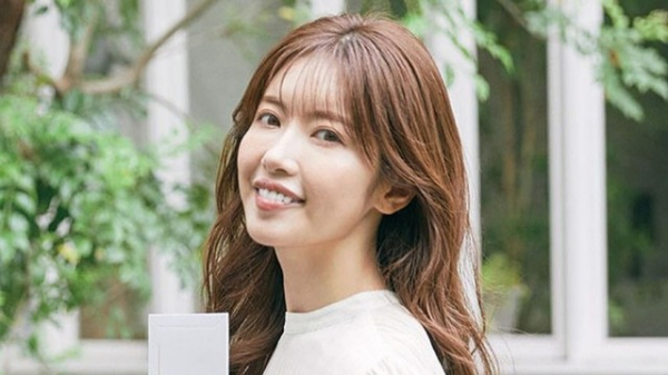 第2子妊娠発表の“くみっきー”舟山久美子(33)海辺でのマタニティフォトを公開！夫がバックハグするラブラブショットも(めざましmedia)