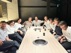 長友佑都、“妻顔出し”話題の新婚・堂安律をお祝い「アモーレを大切に」　歴代日本代表選手の後輩たちと豪華な晩餐会(ねとらぼ)