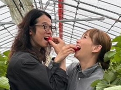 藤本美貴＆庄司智春、いちご狩りで「ラブラブですね」　子どもたちも思わずマネした夫婦仲(ねとらぼ)