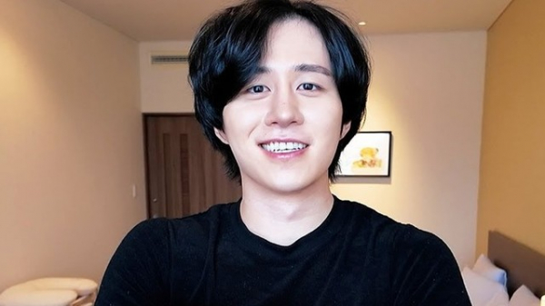 人気YouTuberカノックスター 第1子誕生を報告し生まれたばかりの娘との写真公開　約30万円のベビーカー購入も明かす(めざましmedia)