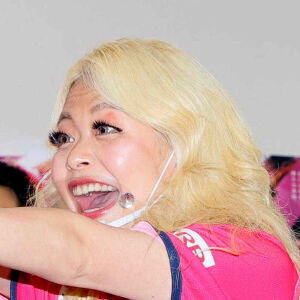 人気ギャル芸人、別人級モデル姿「痩せたよね！？」輪郭シュッ！カメラ目線で「惚れてまうやろ」(スポーツ報知)