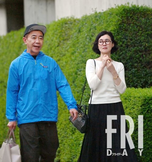 木梨憲武＆安田成美 ″本当のおしどり夫婦″がオフの日にそろっておでかけする姿を発見！(FRIDAY)