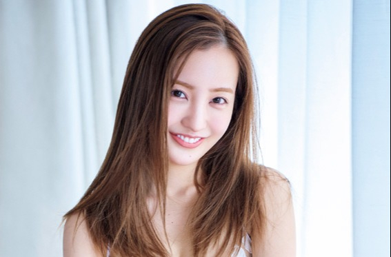 板野友美“11年ぶり”ヤンマガ表紙にカムバック　超プレミアムな奇跡のグラビア完成(オリコン)