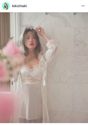 元AAA・伊藤千晃、妊娠中の純白部屋着写真公開で「色っぽい」「国宝級にかわいい」（E-TALENTBANK）