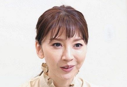 58歳の元女優、ルーブル美術館の中庭にたたずむ 「映画のワンシーンのよう」「とてもいい笑顔」称賛の声(中日スポーツ)