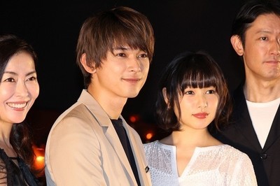 桜井日奈子、母からの手紙に感涙　吉沢亮はハンカチ手渡しで紳士的フォロー（映画.com）