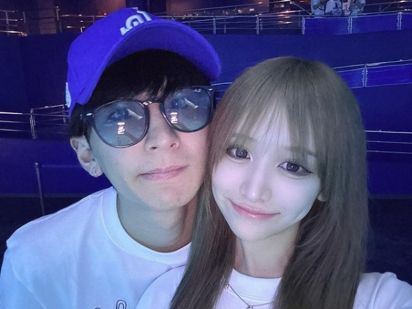 SNSで人気の“しゅんまや夫婦” 結婚記念日に家族4人で沖縄旅行  頬にキスする幸せショットに「世界一の推し夫婦」(めざましmedia)