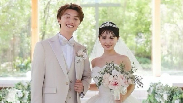 人気インフルエンサー田久保夏鈴(26)　ウエディングドレス姿で夫と見つめ合うショット公開「感情が追いつかない最高な式」(めざましmedia)