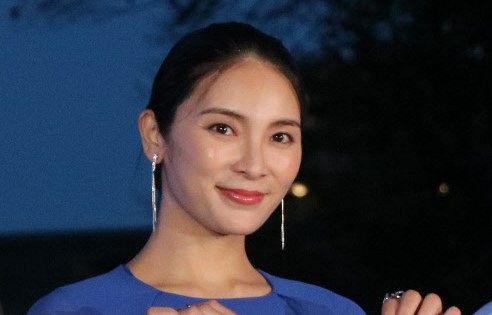 元AKB48・秋元才加、白いシャツにキャップを合わせたカジュアルコーデで「体調管理には気をつけて下さいね」(中日スポーツ)