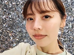 生放送バラエティーで芸人の妻が美容整形　ビフォアフショットを公開　「顔に丸みが生まれて若くなりました」(ねとらぼ)