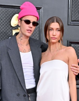 ジャスティン・ビーバー、第一子妊娠中の妻との「キス写真」を投稿。絵画のようなロマンティックな一枚に注目集まる(Harper’s BAZAAR（ハーパーズ バザー）)