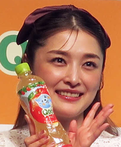 石川梨華、柏木由紀からコスメギフト「めっちゃぷっくり唇になる」どアップショットにファン喜び(日刊スポーツ)