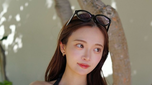 インフルエンサーの田久保夏鈴　ハネムーンでハワイ訪れスタイル抜群の水着ショットや“天使なデコ出し”姿を公開(めざましmedia)