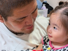 ワンオペ育児の末永遥、柔道家夫・泉浩が半年ぶり帰宅で感涙　久しぶりの夫婦時間に「やっぱ好きだわ～（笑）」(ねとらぼ)