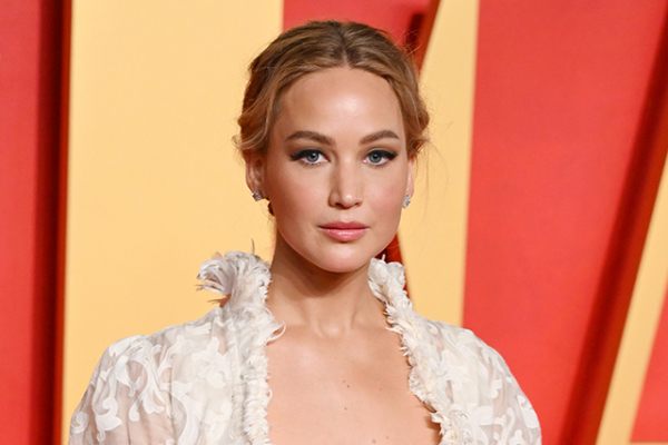 ジェニファー・ローレンス、A24新作に主演　無気力で不幸な生活を続ける夫婦を描くブラックコメディ(映画.com)