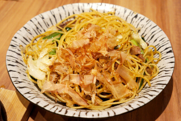 【もつ焼きソバ】ラストオーダー間際に滑り込んだ酒場にて、生まれて初めての麺を使った絶品おつまみ焼きそばに出会う：パリッコ『今週のハマりメシ』第144回(週プレNEWS)