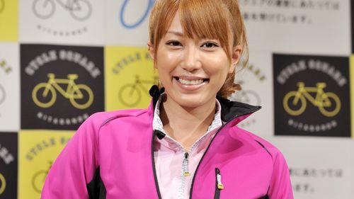 里田まいさん、子どもたちと海でジャンプ。3ショット公開に「すごすぎ」「最高」(ハフポスト日本版)