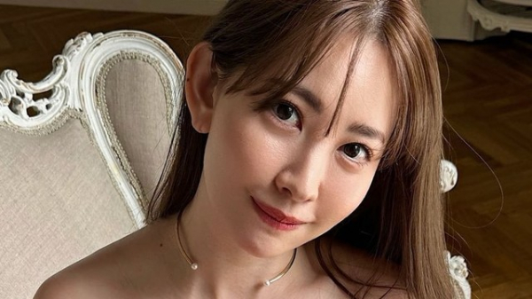 小嶋陽菜  花束を手に“マシュマロボディ”披露！セクシードレスショットに「結婚報告かと思った」の声(めざましmedia)