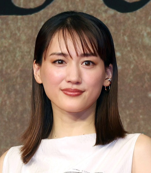 綾瀬はるか最新写真集の気になる評判と売れ行き…ジェシーとの熱愛報道も余裕で跳ね返す勢い(日刊ゲンダイDIGITAL)