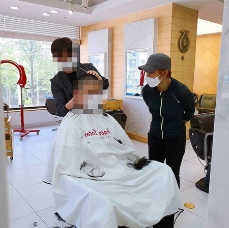 日本に進出した初の韓国女性芸人チョ・ヘリョン、息子の入隊前”散髪”に同行 「元気に育ってくれて、ありがとう」(WoW!Korea)