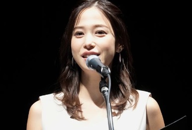 鷲見玲奈さん、親子お揃いコーデ披露 子どもの目元公開で「そっくり」「可愛い」の声(ハフポスト日本版)