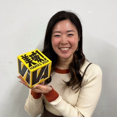 「ホークスと結婚した女」名物広報の選手お腹に〝ちょこん座り〟が話題「子どもの馬になるパパみたい」「てか腕力すごいな」(西スポWEB OTTO！)