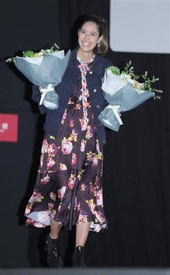 森泉、妊娠７カ月の大きなおなかを花柄のワンピース姿に包み登場（サンケイスポーツ）