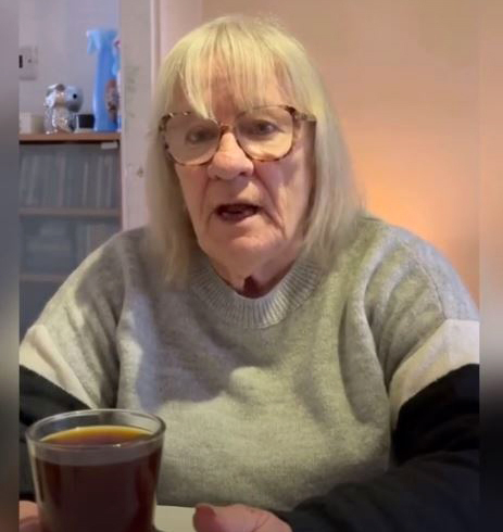 「買い物の間、息子の面倒を見て」二度と戻ってこなかった隣人の子どもを18年間育て上げた女性の衝撃告白が話題に(FINDERS)