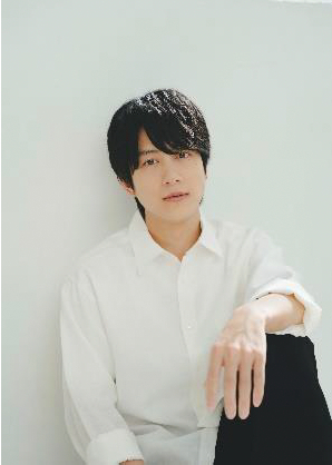 溝端淳平、タキシード姿で異次元の美ショット連発　『ゼクシィ』巻頭グラビアに登場(リアルサウンド)