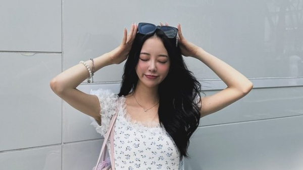 腰の位置高すぎ！元乃木坂46・堀未央奈 タイトな超ミニ丈ワンピ姿を公開！スラリとした美脚見せコーデを披露(めざましmedia)