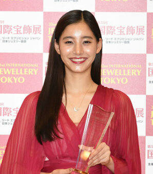 その生脚、美しすぎます…！　新木優子さんの「私服姿」にあっという間に14万いいね　ファンも「あしながっ！！」と驚愕(現代ビジネス)