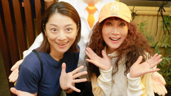 小池栄子＆余貴美子の後ろに“意外な人物”が！母娘ショットにSNS「もんげー良い写真！」『新宿野戦病院』(めざましmedia)