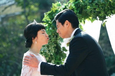 長澤まさみ、ウエディングドレス姿で東出昌大と誓いのキス!?「コンフィデンスマンJP」（シネマトゥデイ）