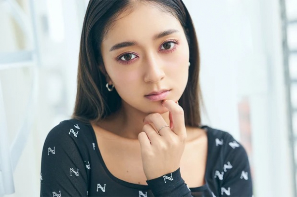 【池田美優さん】みちょぱがモードな囲みアイ×可愛めチーク＆リップで大人の表情に(MAQUIA　ONLINE)